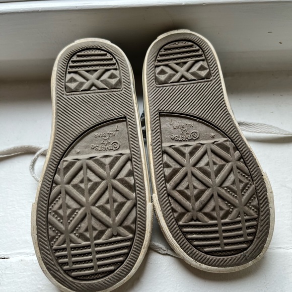 Converse shoes - toddler size 7 - Picture 3 of 4